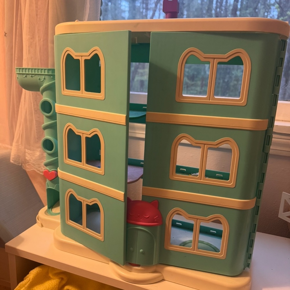 Dreamworks Gabbys Dollhouse Teal and Cream Action Playhouse